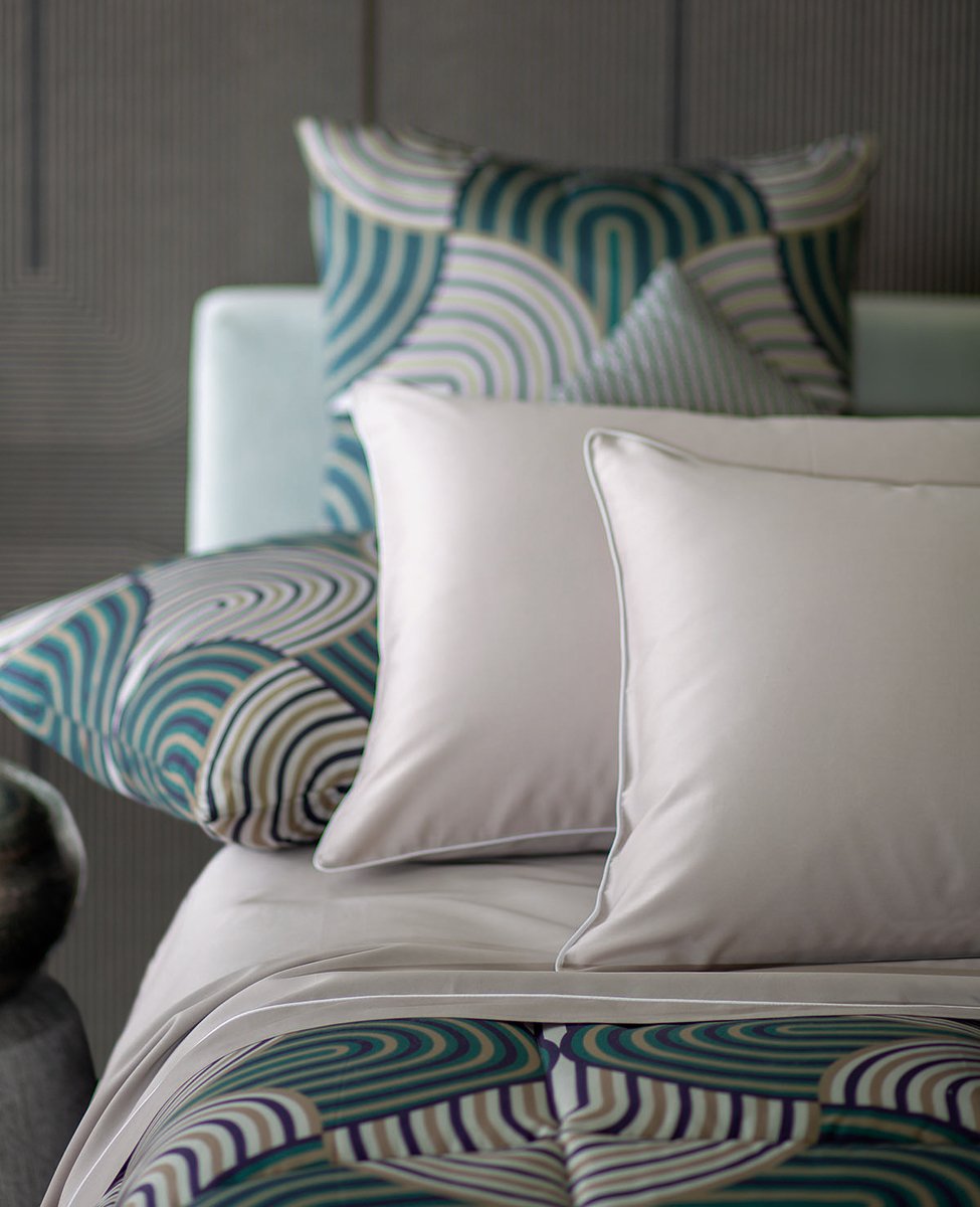 Completo lenzuola matrimoniale in tinta unita con raffinata finitura del cordonetto a contrasto su lenzuolo e federe. Set 4 pezzi composto da: 1 lenzuolo sopra 250x290 cm 2 federe a sacchetto 50x80 cm 1 lenzuolo sotto con angoli 180x200 cm Tessuto: 100% r