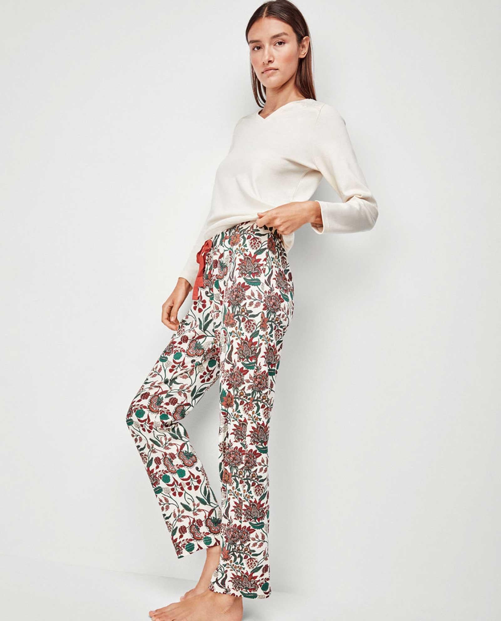 Pigiama composto da maglietta semplice con scollo a V e pantaloni il tutto stampato con motivi floreali molto colorati su fondo chiaro. Un basic molto comodo e femminile. Composizione: 85% poliestere e 15% poliammide