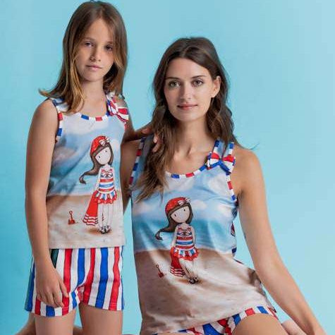 Il pigiama coordinato mamma e figlia Santoro Gorjuss è un'adorabile combinazione di abbigliamento notturno progettato per creare un'esperienza di sonno confortevole e divertente per le mamme e le loro piccole principesse. Realizzato con tessuti di alta qu