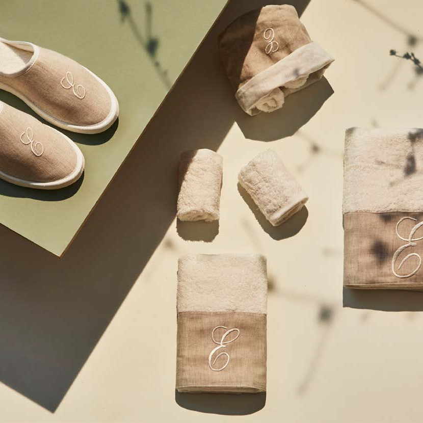 Set asciugamani viso e ospite in spugna Con Balza in Lino e lettera Ricamata