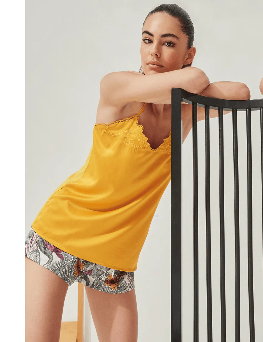 Pigiama corto Gisela. Top bretella in ocra in raso sul davanti e maglina sul retro. Scollo a v con ricami sul bordo. Pantaloncino in raso a fantasia con laccetto. Composizione: 97% PES - 3% EA / 50% CO - 50% MD / 97% PES - 3% EA Colore: Ocra - Fantasia Co