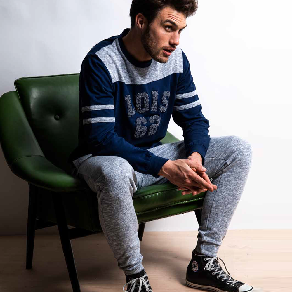 Pigiama Uomo Lois, bellisimo pigiama in stile tuta da casa , caldo e comodo non trascurando lo stile. Pigiama girocollo in in felpa sportivo casual pantalone lungo Felpato , elastico in caviglia