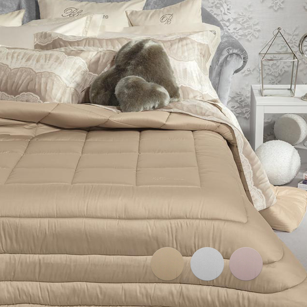 Trapunta matrimoniale trapuntata in puro raso di cotone tinta unita con logo Blumarine in cristalli Swarovski.