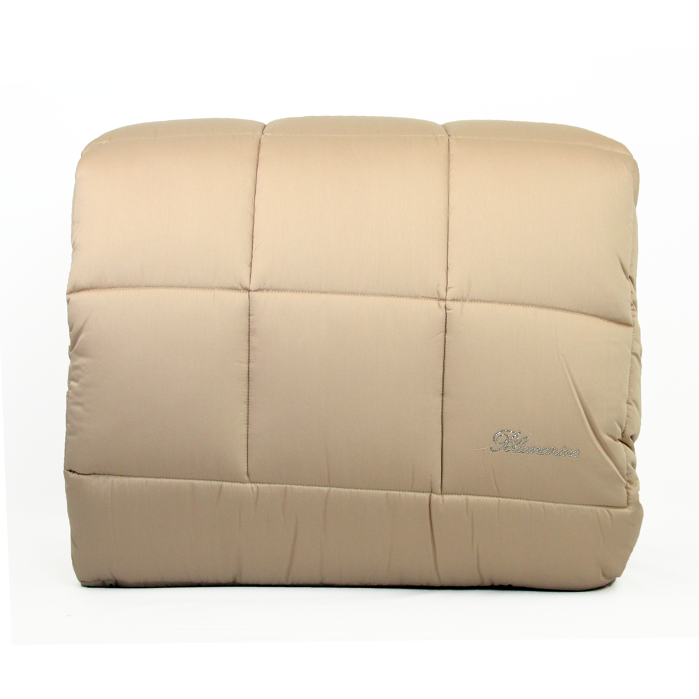 Trapunta matrimoniale trapuntata in puro raso di cotone tinta unita con logo Blumarine in cristalli Swarovski. Tante varianti colore disponibili, dai delicati toni dei colori cipria e burro, ai più forti dei colori cera, erica e roccia. Misure: 270x265 cm