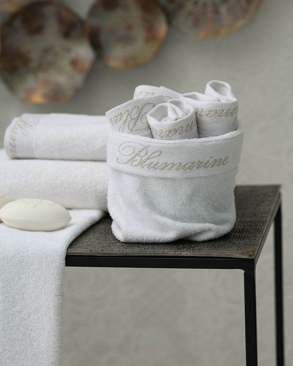 Set 4 Lavette con logo jacquard. Cestino incluso Composizione: Cotone idrofilo 100% filato doppio ritorto, 450 g/mq Categoria: Spugne Dimensioni: 25X25 cm Imballo: Busta