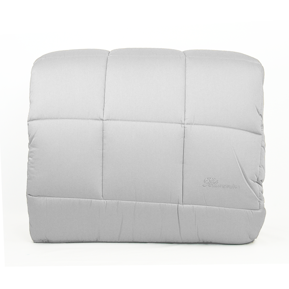 Trapunta matrimoniale trapuntata in puro raso di cotone tinta unita con logo Blumarine in cristalli Swarovski. Tante varianti colore disponibili, dai delicati toni dei colori cipria e burro, ai più forti dei colori cera, erica e roccia. Misure: 270x265 cm