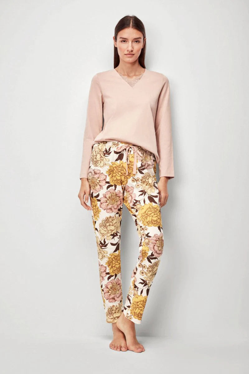 Pigiama donna Gisela manica lunga con scollo a punta in puro cotone, maglia con dettagli in pizzo e pantalone stampato a fiori senza polsini.Composizione: 100% cotoneart. 20056
