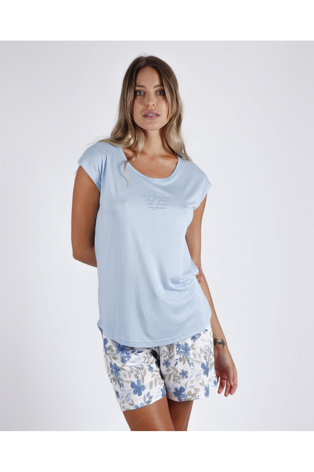 Admas Pigiama Donna art 55887 ADMAS GARDEN Pigiama da donna a maniche corte Garden Friend Pigiama a maniche corte in maglia di viscosa con scollo tondo e pantaloncini  T-shirt in maglia liscia, blu, con dettagli stampati personalizzati del marchio Admas  