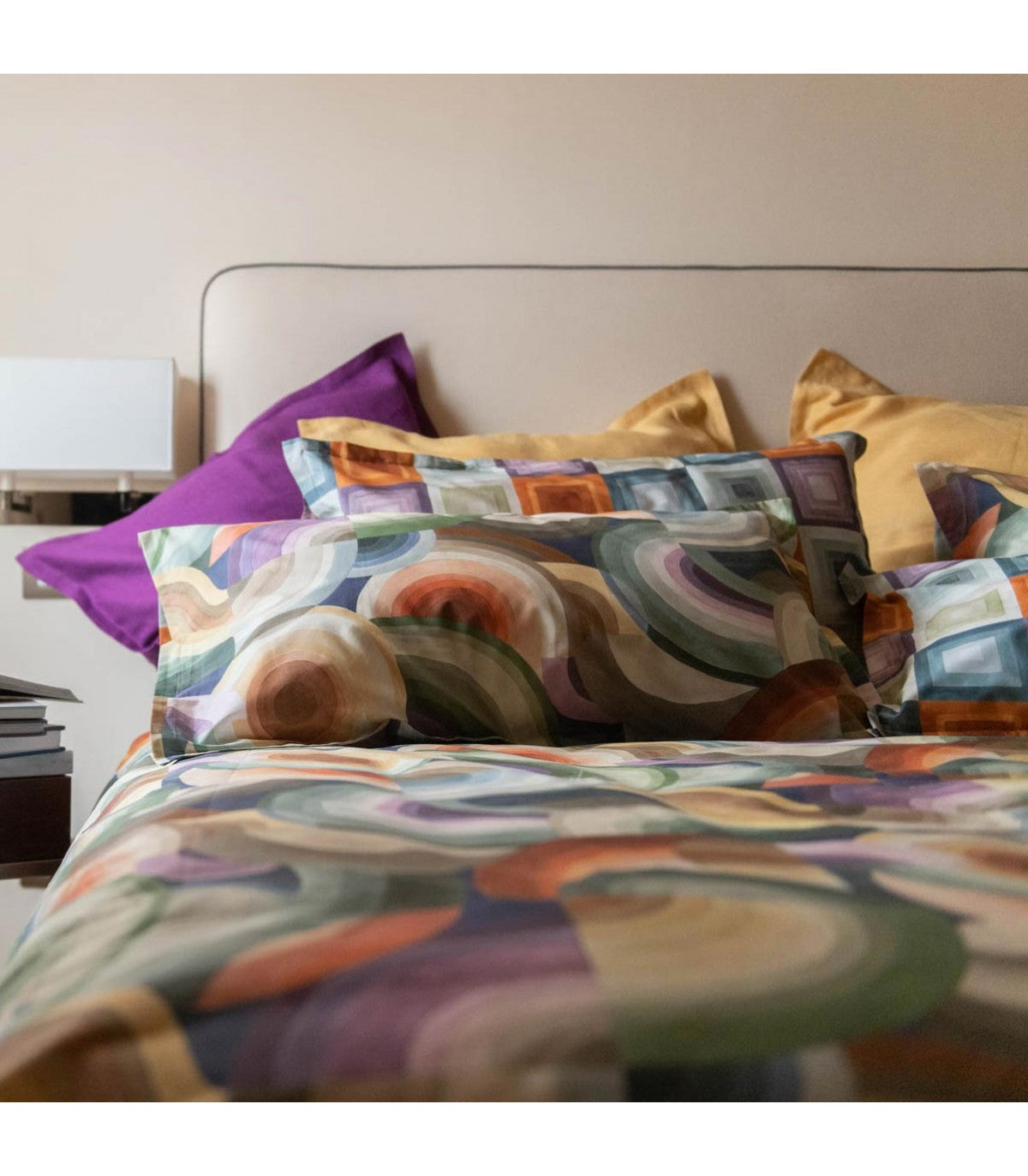 Copripiumino in Raso di Cotone Loop Prodotto in Puro Raso di Cotone 100%. Morbidissimo, Fresco e Facile da Stirare. Made in Italy, Tessitura Toscana Telerie. Stampato con 2 Federe con 4 Volani Stampa Digitale Matrimoniale: - Sopra 250x200 cm - 2 Federe co